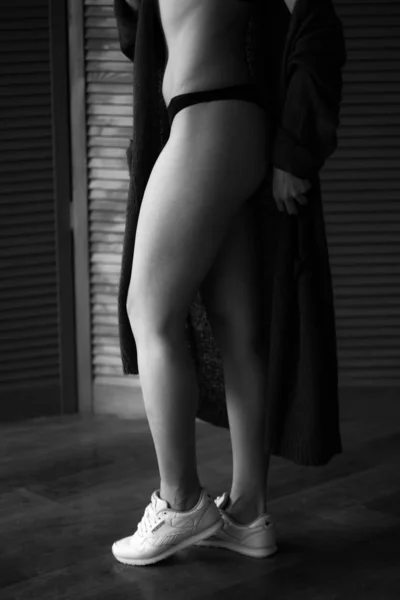 Ragazza attraente in lingerie. Ragazza in lingerie.Beautiful nero gambe femminili in lingerie — Foto Stock