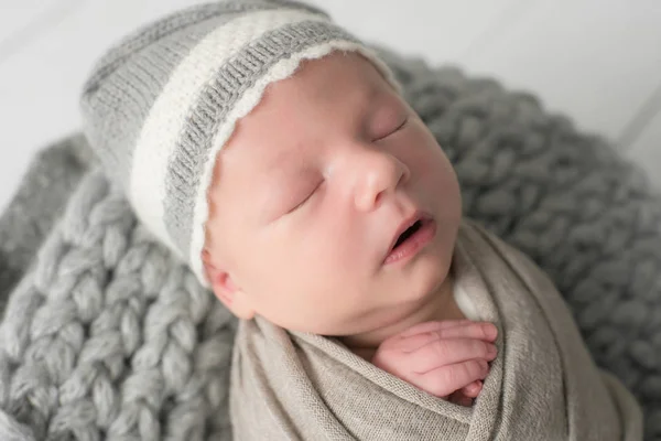 Zoete Pasgeboren Baby Slaapt Een Mand Mooie Pasgeboren Jongen Een — Stockfoto