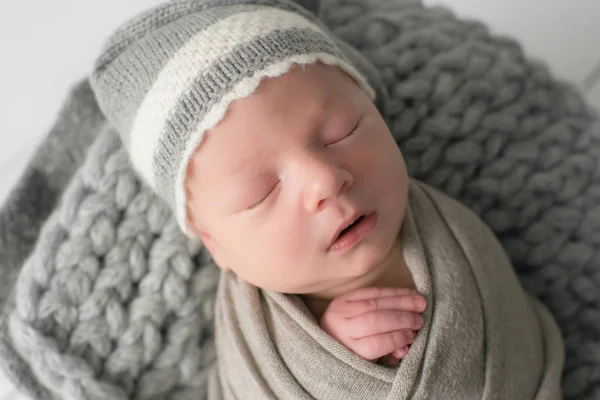 Süßes Neugeborenes Schläft Einem Korb Schöner Neugeborener Junge Mit Strickmütze — Stockfoto