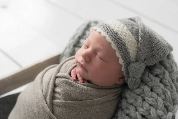 Zoete Pasgeboren Baby Slaapt Een Mand Mooie Pasgeboren Jongen Een — Stockfoto
