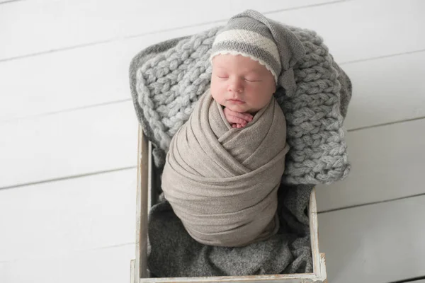 Sweet Newborn Baby Sleeps Basket Beautiful Newborn Boy Knitted Hat — Stock Photo, Image