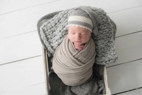 Sladké Novorozené Dítě Spí Koši Krásný Novorozený Chlapec Pletených Kloboučku — Stock fotografie