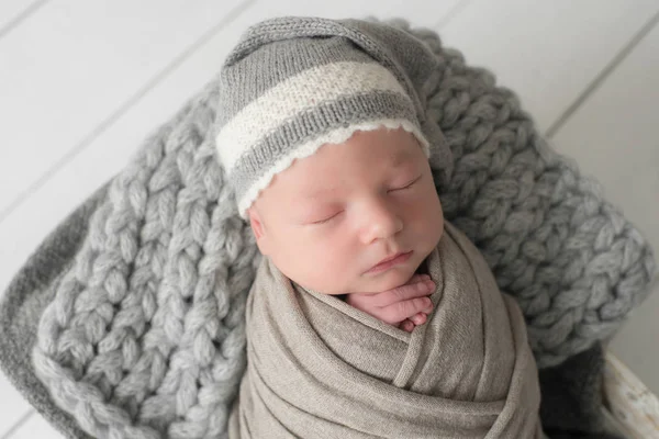 Sladké Novorozené Dítě Spí Koši Krásný Novorozený Chlapec Pletených Kloboučku — Stock fotografie