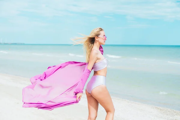 Giovane Donna Costume Bagno Rosa Occhiali Sole Rilassarsi Sulla Spiaggia — Foto Stock