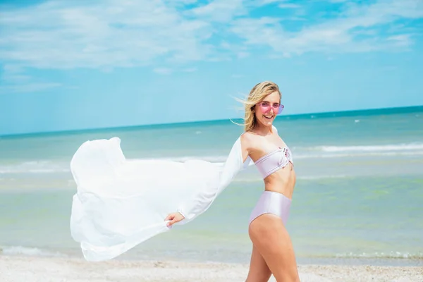 Jovem Mulher Fato Banho Rosa Óculos Sol Relaxar Praia Mar — Fotografia de Stock