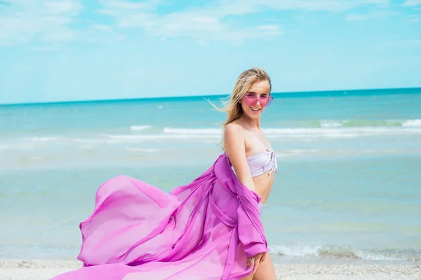 Νεαρή Γυναίκα Ροζ Μαγιό Και Γυαλιά Ηλίου Χαλαρώστε Στην Παραλία — Φωτογραφία Αρχείου