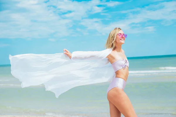 Giovane Donna Costume Bagno Rosa Occhiali Sole Rilassarsi Sulla Spiaggia — Foto Stock
