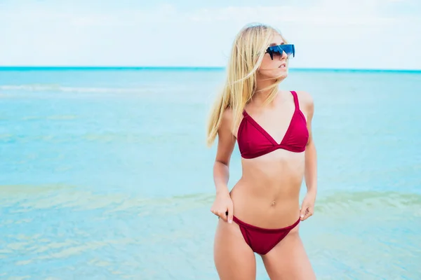 Junge Frau Sexy Badeanzug Entspannen Strand Meer Sonnigen Heißen Tagen — Stockfoto
