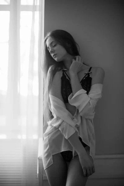 란제리에 어두운 머리를 매력적인 섹시한 여자의 초상화 — 스톡 사진