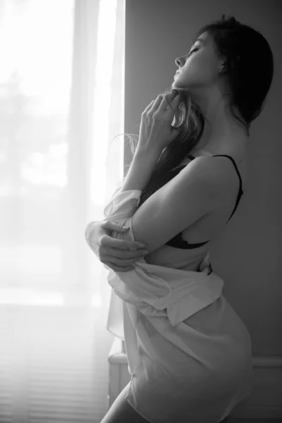 Портрет Очаровательной Сексуальной Женщины Темными Длинными Волосами Нижнем Белье — стоковое фото