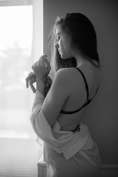 Retrato Una Encantadora Mujer Sexy Con Cabello Largo Oscuro Lencería —  Fotos de Stock