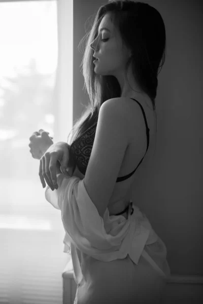 Retrato Uma Mulher Sexy Encantadora Com Cabelos Longos Escuros Lingerie — Fotografia de Stock