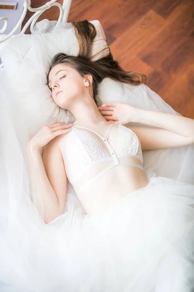 Young Beautiful Bride Dark Long Hair Morning Home White Bed — Stock Photo, Image