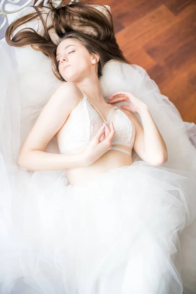 Молодая Красивая Невеста Темными Длинными Волосами Утро Дома Белой Кровати — стоковое фото