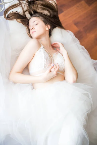 Young Beautiful Bride Dark Long Hair Morning Home White Bed — Stock Photo, Image