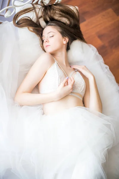 Young Beautiful Bride Dark Long Hair Morning Home White Bed — Stock Photo, Image