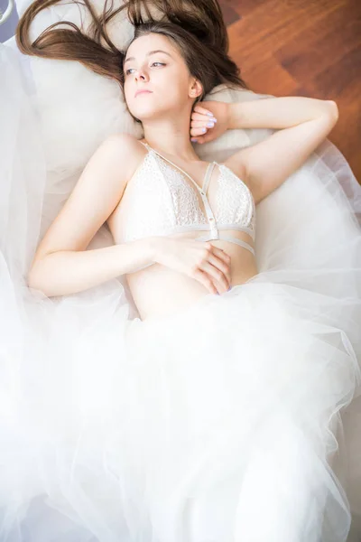 Молодая Красивая Невеста Темными Длинными Волосами Утро Дома Белой Кровати — стоковое фото