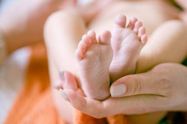 Anne ve babasının elinde çocuk ayakları. Anne, baba ve çocuk. Mutlu aile konsepti. Motherhood güzel kavramsal görüntü