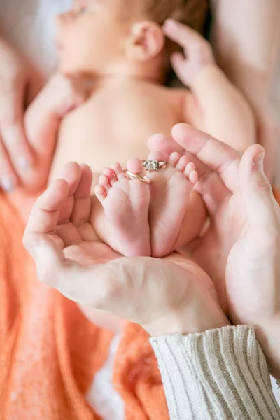 Children Feet Hands Mother Father Mother Father Child Happy Family — Stock Photo, Image