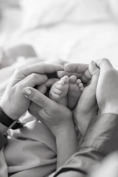 Pieds Enfants Entre Les Mains Mère Père Mère Père Enfant — Photo