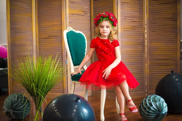 Sonrisa Niña Moda Niño Sonriendo Con Peinado Rubio Vestido Rojo — Foto de Stock