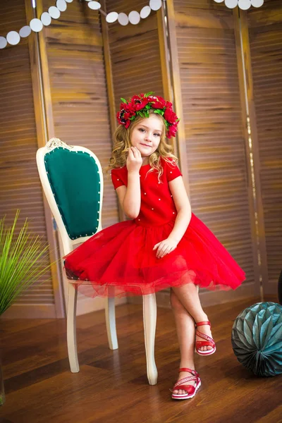 Menina Pequena Sorriso Moda Criança Sorrindo Com Penteado Loiro Vestido — Fotografia de Stock