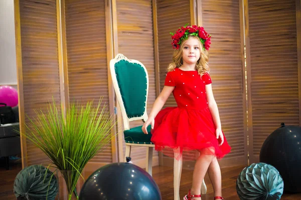 Sonrisa Niña Moda Niño Sonriendo Con Peinado Rubio Vestido Rojo —  Fotos de Stock