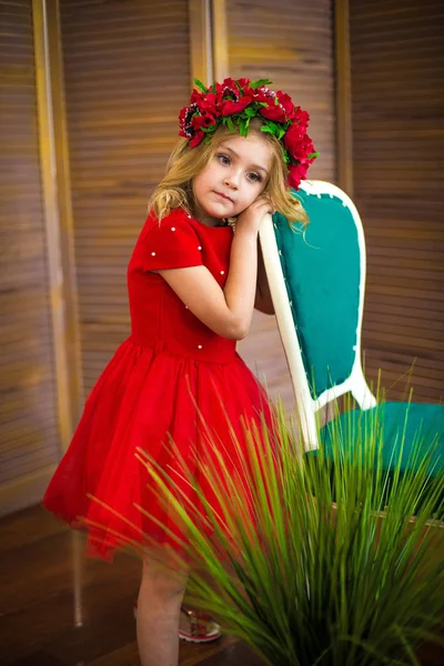 Menina Pequena Sorriso Moda Criança Sorrindo Com Penteado Loiro Vestido — Fotografia de Stock