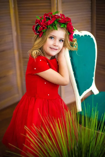 Menina Pequena Sorriso Moda Criança Sorrindo Com Penteado Loiro Vestido — Fotografia de Stock