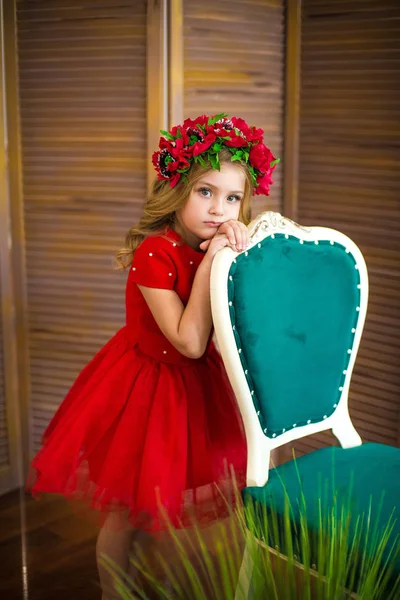 Küçük Kız Gülümseme Moda Kırmızı Elbiseli Sarı Saç Modeliyle Gülümseyen — Stok fotoğraf