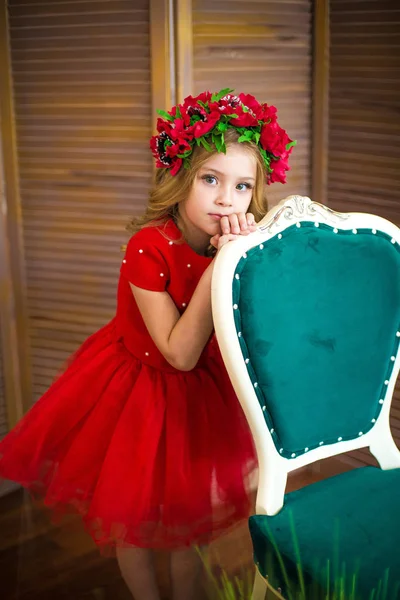 Menina Pequena Sorriso Moda Criança Sorrindo Com Penteado Loiro Vestido — Fotografia de Stock