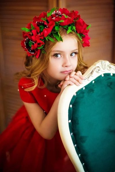 小女孩微笑 儿童微笑与金发发型在红色礼服 美容院概念 理发师 理发师庞氏柔和趋势 — 图库照片