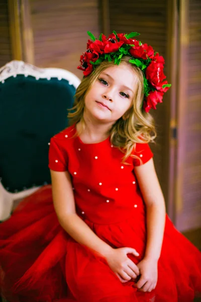 Küçük Kız Gülümseme Moda Kırmızı Elbiseli Sarı Saç Modeliyle Gülümseyen — Stok fotoğraf