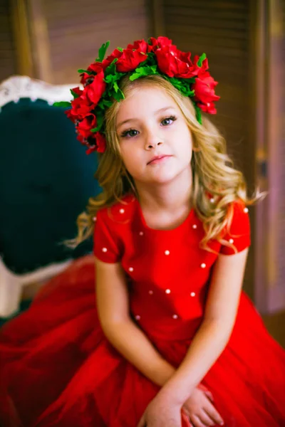 Úsměv Malé Dívky Móda Dítě Blond Účesu Usmívá Červených Šatech — Stock fotografie