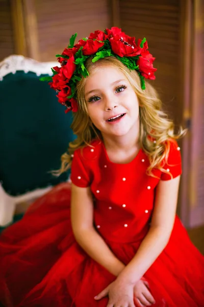 Menina Pequena Sorriso Moda Criança Sorrindo Com Penteado Loiro Vestido — Fotografia de Stock