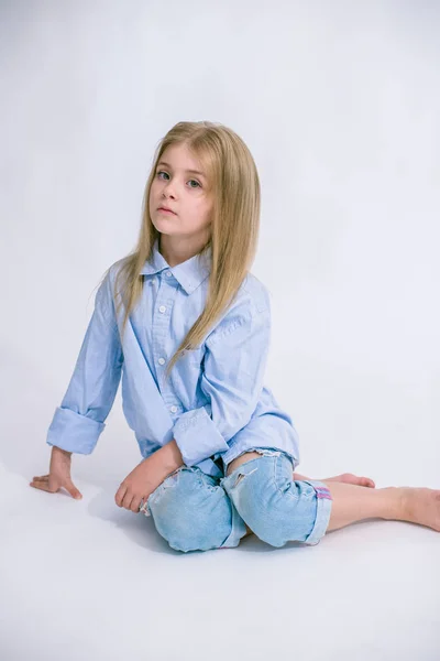 Mooie Modieuze Meisje Met Blond Haar Jeans Kleding Een Witte — Stockfoto