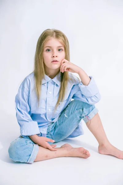 Krásná Módní Malá Holčička Blond Vlasy Džínách Oblečení Bílém Pozadí — Stock fotografie