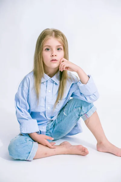 Menina Bonita Elegante Com Cabelo Loiro Jeans Roupas Fundo Branco — Fotografia de Stock