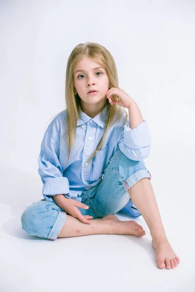 Mooie Modieuze Meisje Met Blond Haar Jeans Kleding Een Witte — Stockfoto