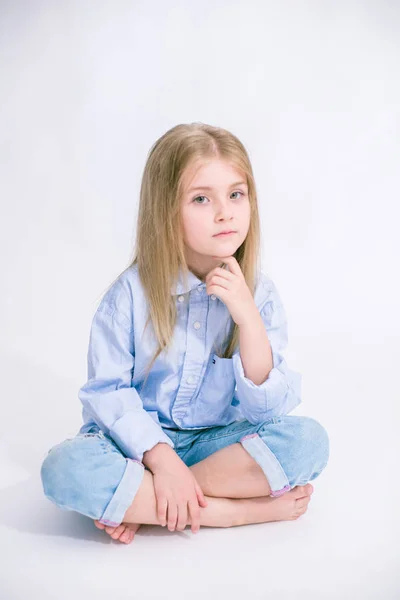 Menina Bonita Elegante Com Cabelo Loiro Jeans Roupas Fundo Branco — Fotografia de Stock