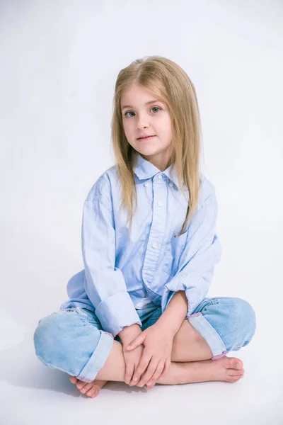 Menina Bonita Elegante Com Cabelo Loiro Jeans Roupas Fundo Branco — Fotografia de Stock