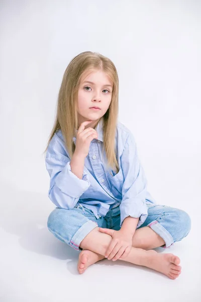 Bella Bambina Alla Moda Con Capelli Biondi Jeans Vestiti Uno — Foto Stock