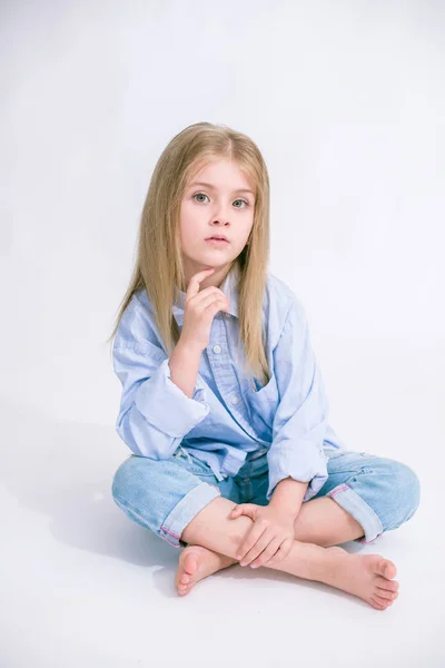 Bella Bambina Alla Moda Con Capelli Biondi Jeans Vestiti Uno — Foto Stock