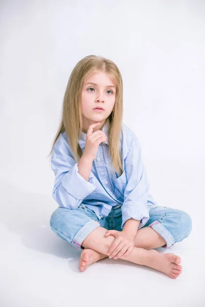 Mooie Modieuze Meisje Met Blond Haar Jeans Kleding Een Witte — Stockfoto