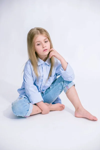 Belle Petite Fille Mode Avec Des Cheveux Blonds Jeans Vêtements — Photo