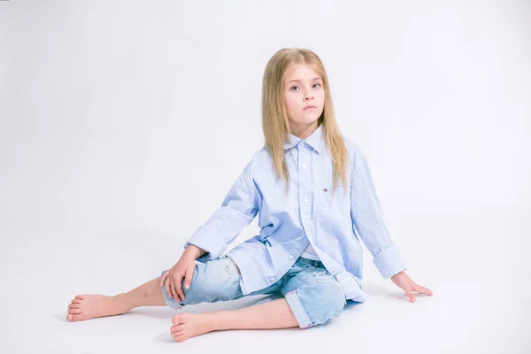 Menina Bonita Elegante Com Cabelo Loiro Jeans Roupas Fundo Branco — Fotografia de Stock