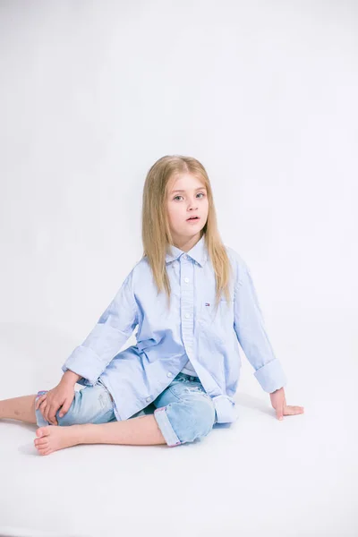 Mooie Modieuze Meisje Met Blond Haar Jeans Kleding Een Witte — Stockfoto