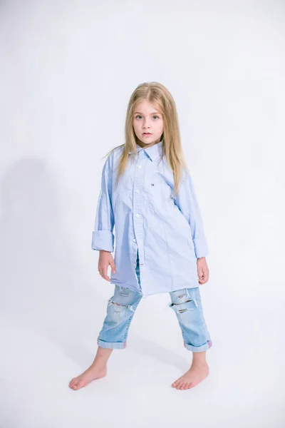 Vackra Fashionabel Liten Tjej Med Blont Hår Jeans Kläder Vit — Stockfoto