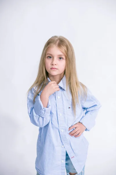 Hermosa Niña Moda Con Pelo Rubio Ropa Vaqueros Sobre Fondo —  Fotos de Stock