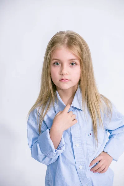 Menina Bonita Elegante Com Cabelo Loiro Jeans Roupas Fundo Branco — Fotografia de Stock